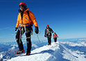 Vista di sci alpinisti a spasso per il Monte Bianco